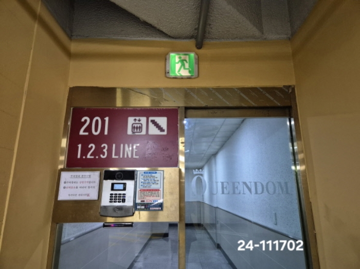 본건 지하층 출입구 전경