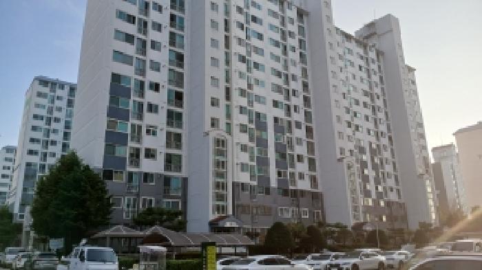 본건 건물이 소재하는 1동 건물의 전경