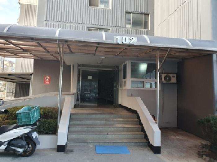 102동 1층 공동 출입문 전경