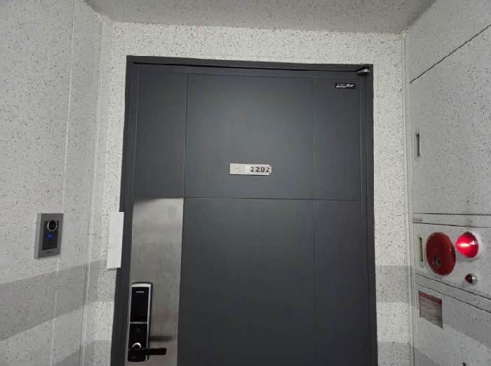 본건 2202호 현관문