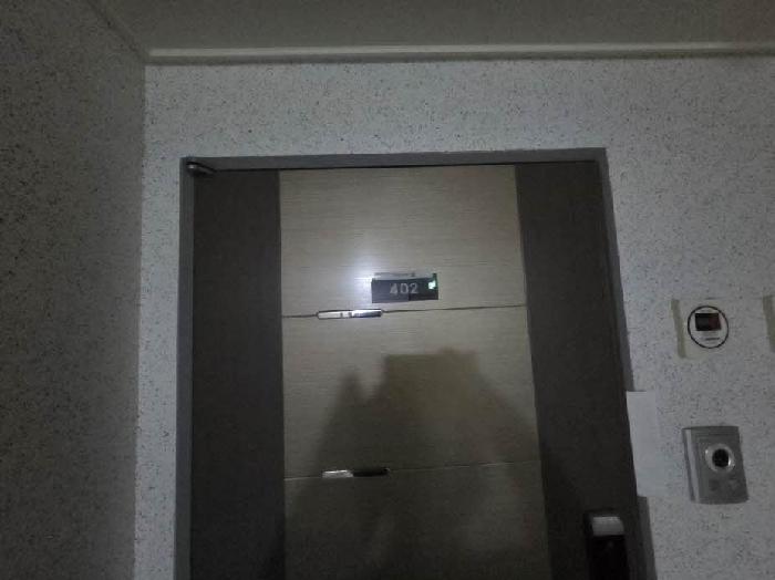 본건 402호 현관문
