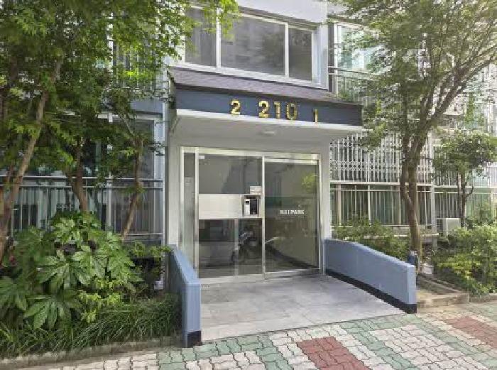 본건 210동 공동출입구