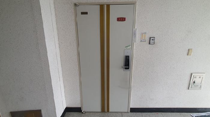 본건 출입문