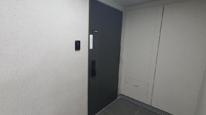 본건 출입문