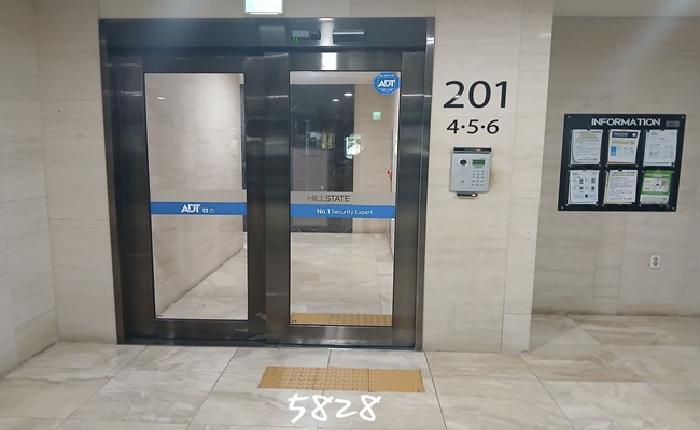 본건 공동 출입구 전경