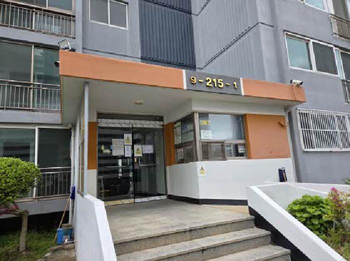 본건 215동 공동출입구