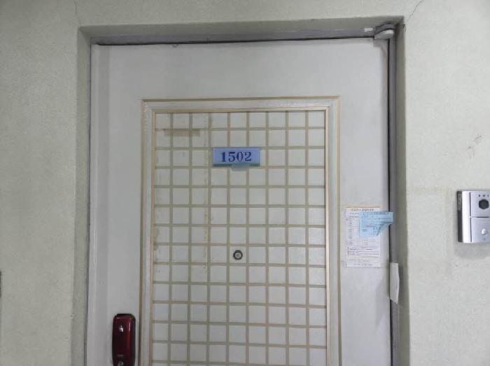 본건 1502호 현관문