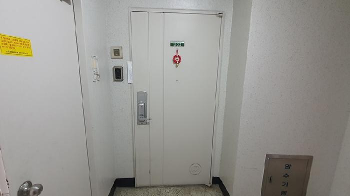 본건 출입문