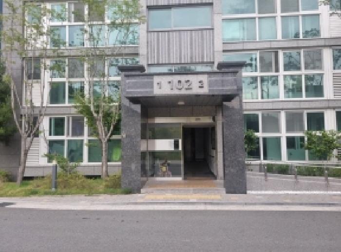 본건 공동출입문 모습