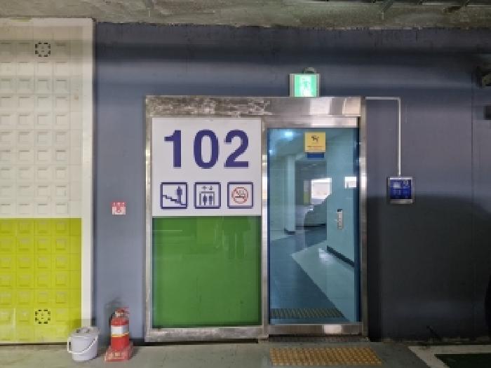 본건 102동 지하출입구 현황